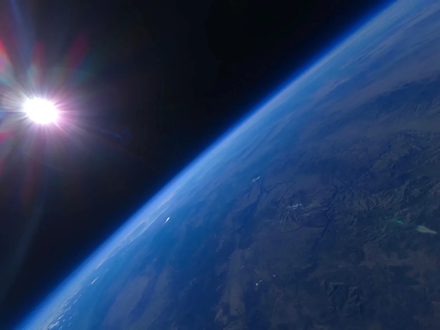 Fotografia capturada por S24 pendurado num balão estratosférico