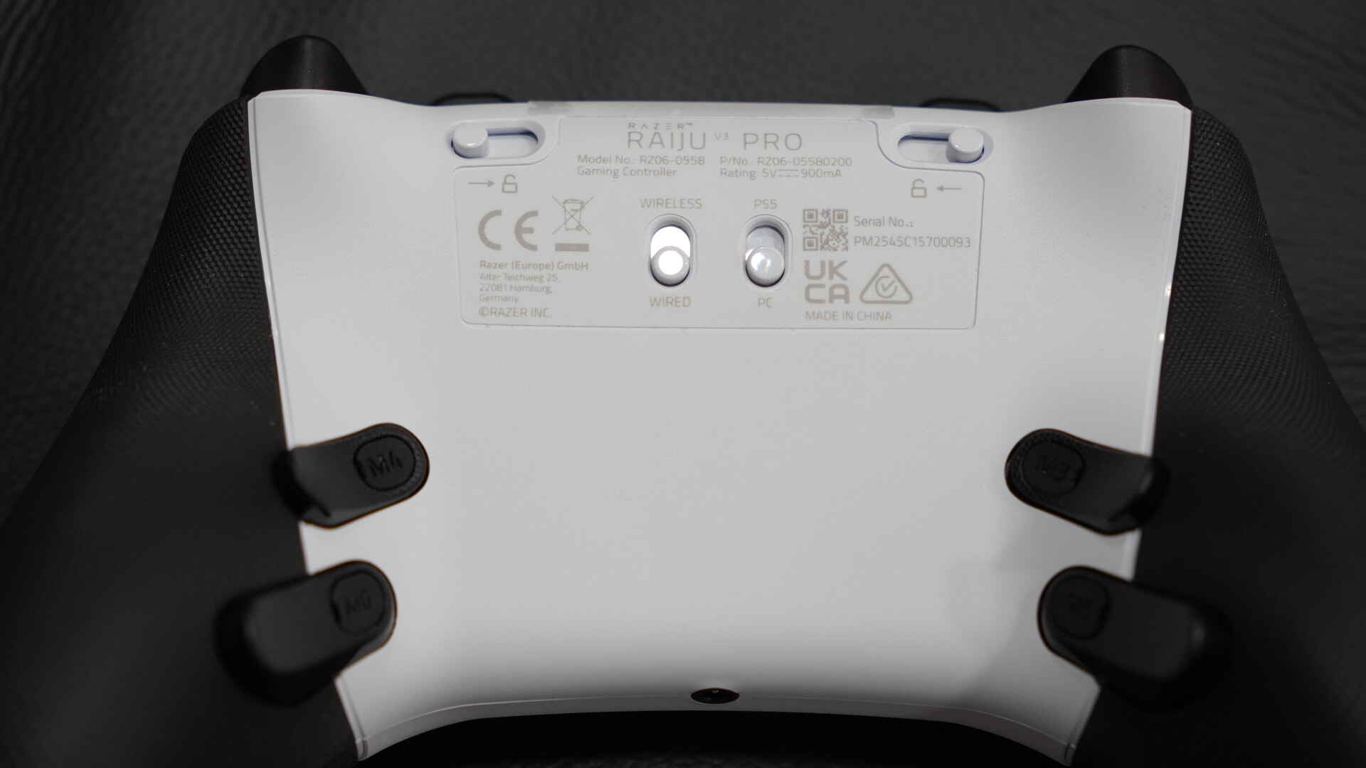 Parte traseira do Razer Raiju V3 Pro White Edition evidenciando os quatro bot&otilde;es adicionais program&aacute;veis e o seletor de modos de liga&ccedil;&atilde;o.