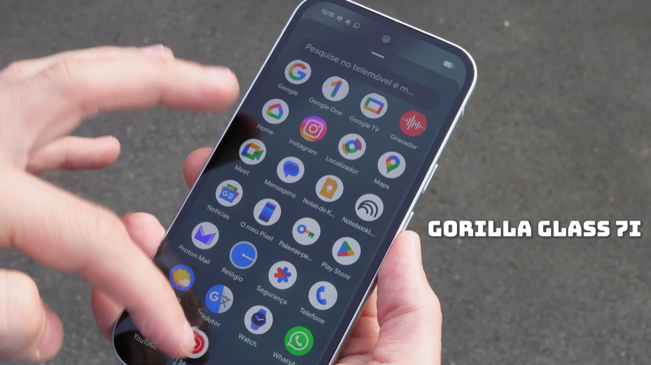 Pixel 10a com gorilla glass 7i em ambiente exterior